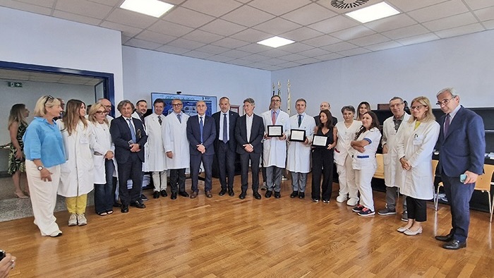 gallery Integrazione tra l'attività di didattica, ricerca e assistenza per l'innovativa operazione di impianto corneale artificiale