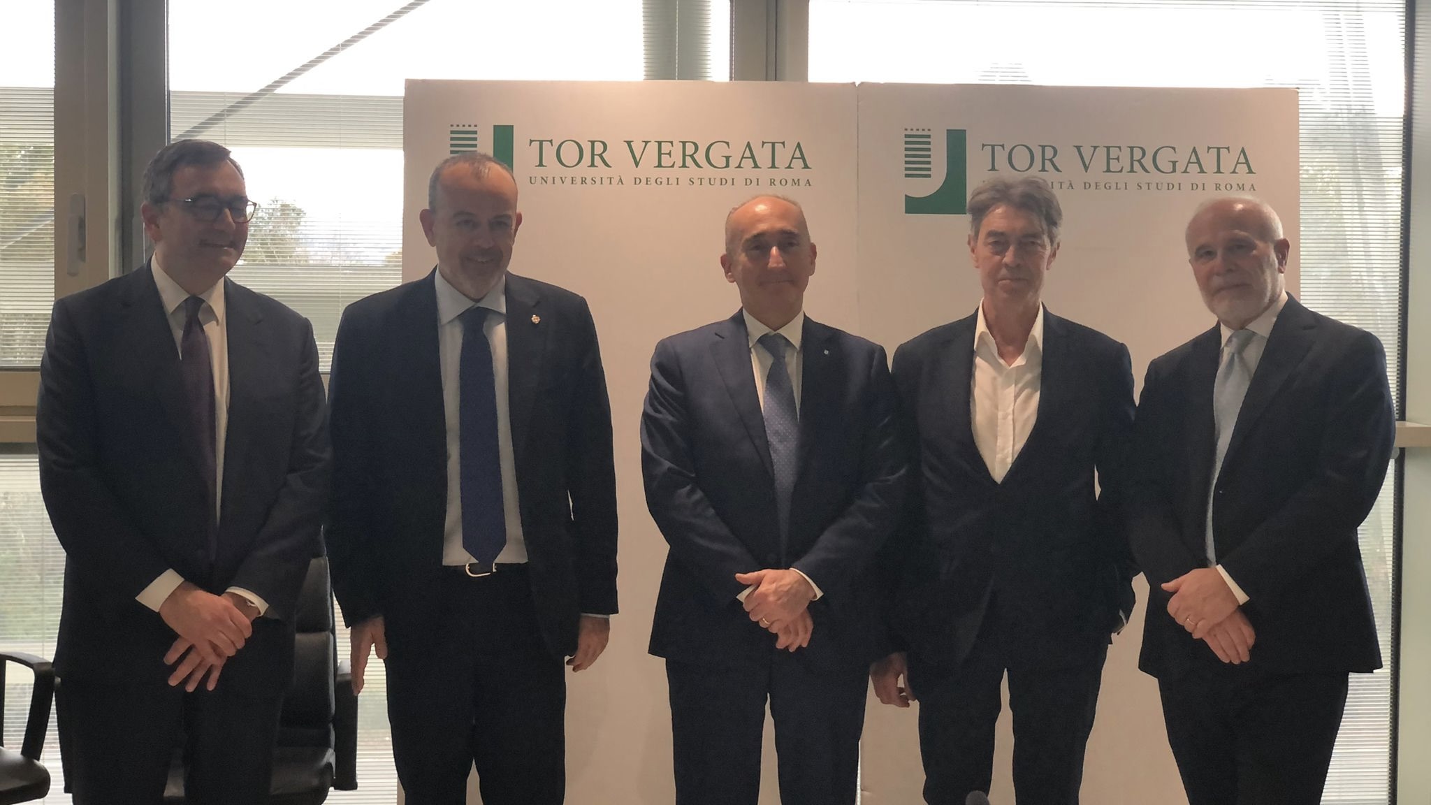 gallery Campus Visivo: clinica oculistica temporanea a Roma Tor Vergata con OneSight Essilor Luxottica