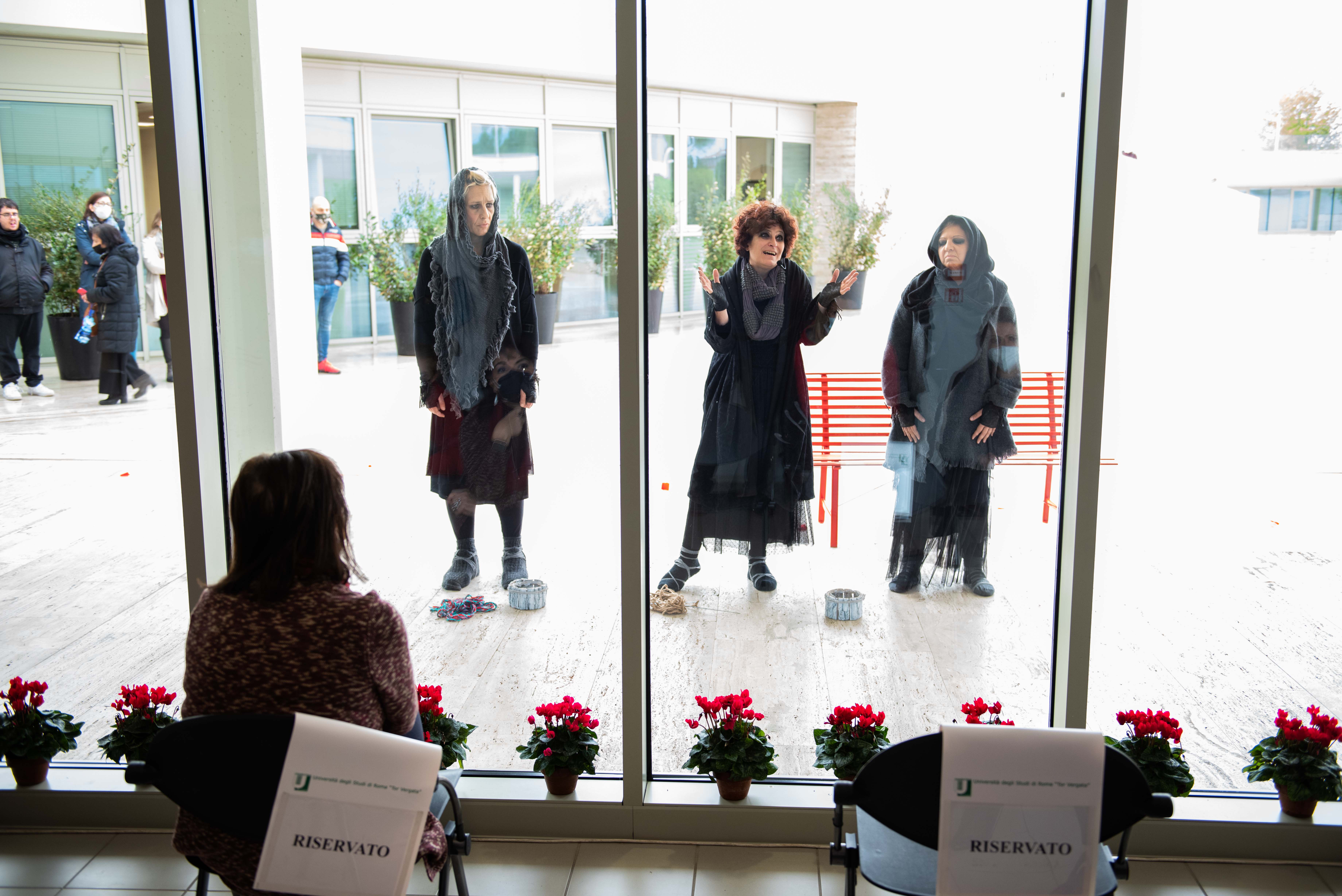 gallery Violenza contro le donne, una panchina rossa nel campus di “Tor Vergata” 