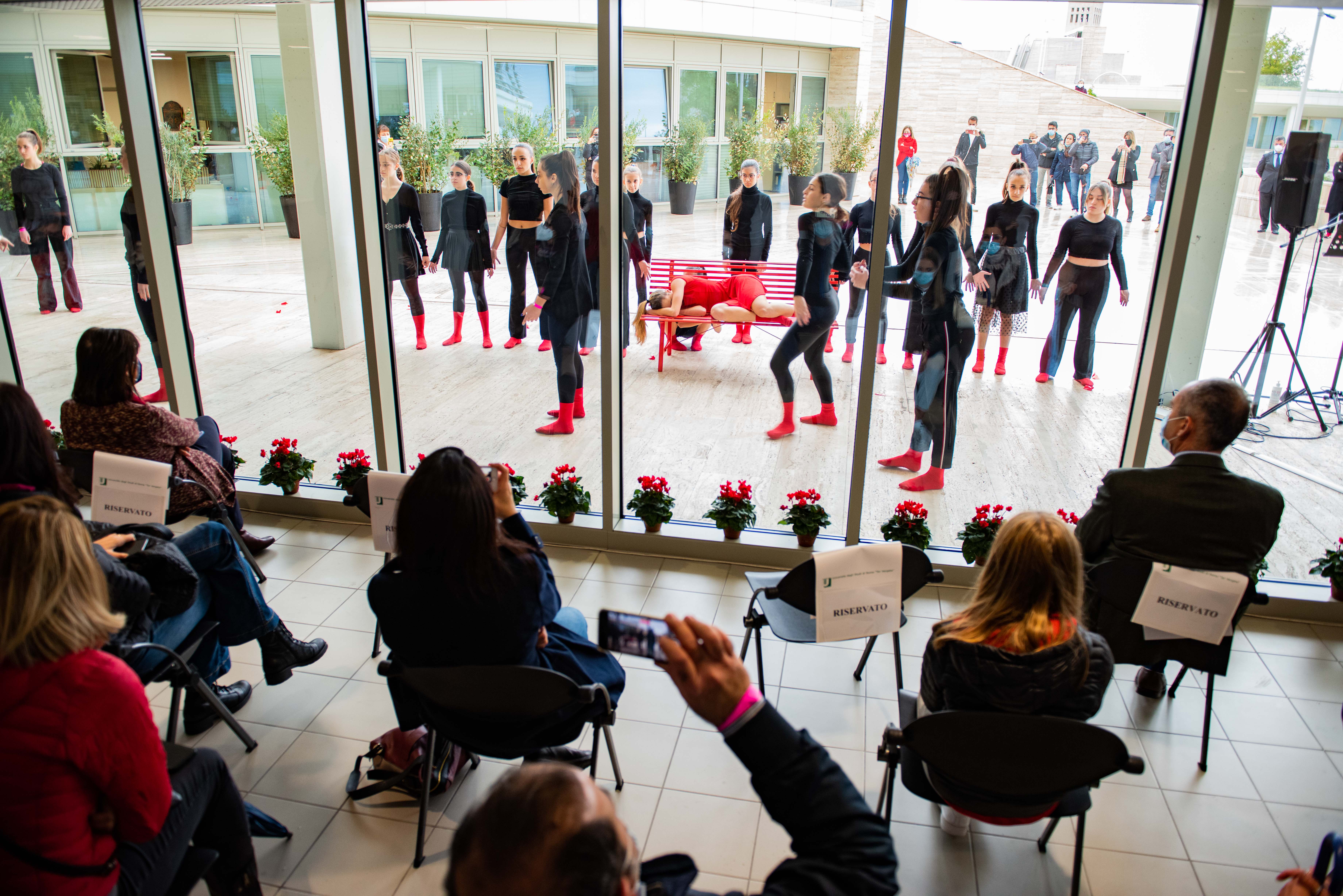 gallery Violenza contro le donne, una panchina rossa nel campus di “Tor Vergata” 